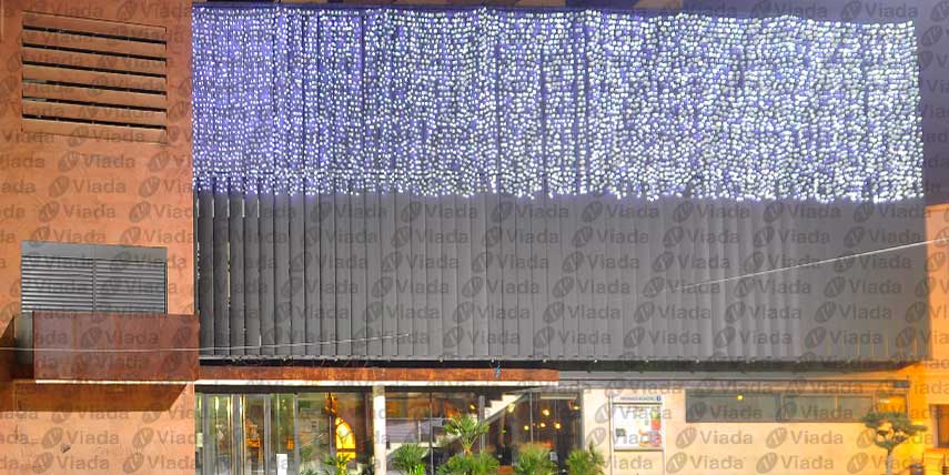 decorar-edificio-publico-con-cortina-led-3