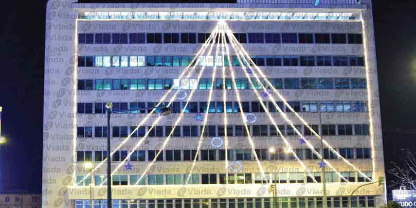 Manguera de luz adornando fachada de oficinas